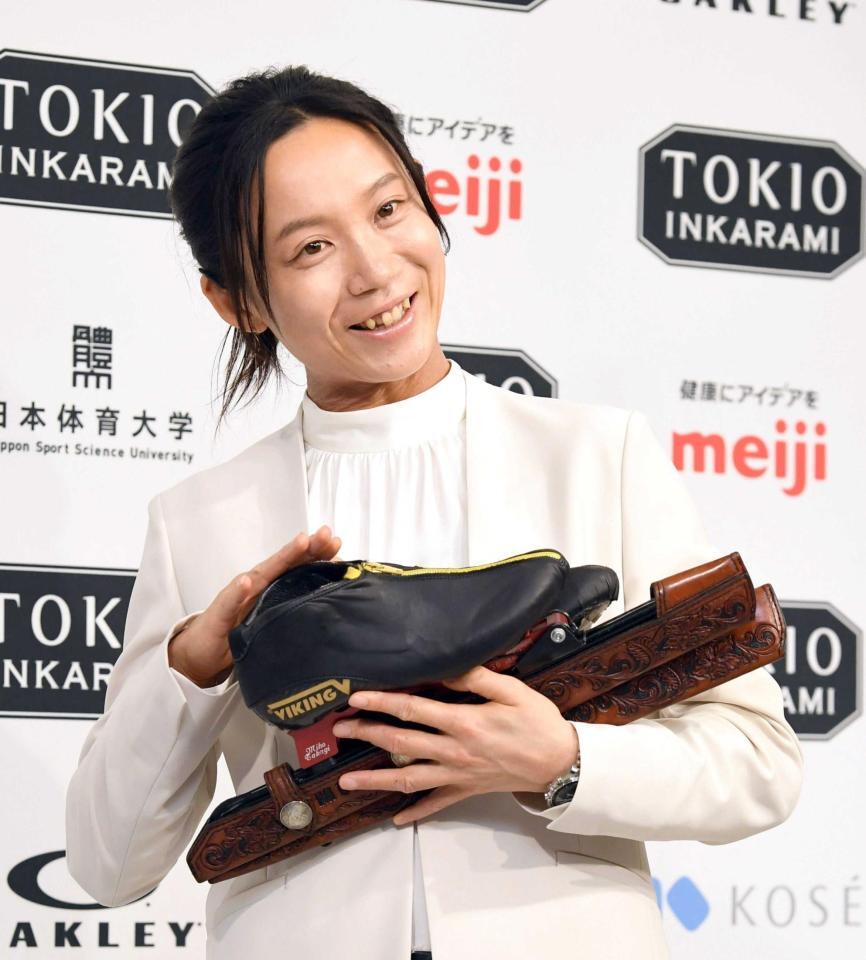 　引退会見後に愛用のシューズをなでる高木美帆（撮影・佐藤厚）