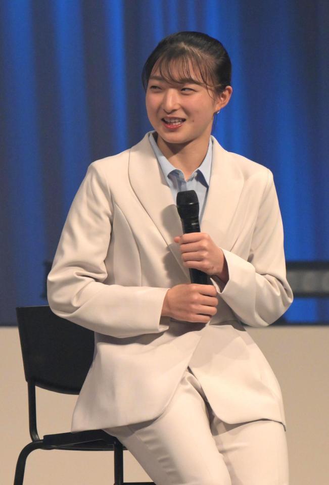 新入生に入学祝いのメッセージを贈る坂本花織（撮影・金居みつよし）