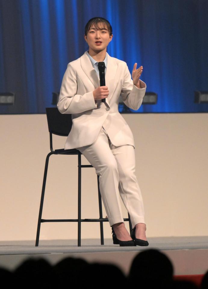 新入生に入学祝いのメッセージを贈る坂本花織（撮影・金居みつよし）