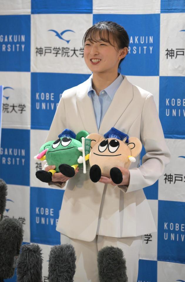 新入生に入学祝いのメッセージ。会見に応じる坂本花織（撮影・金居みつよし）