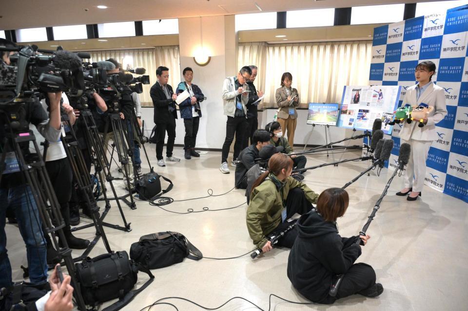 新入生に入学祝いのメッセージ。会見に応じる坂本花織（撮影・金居みつよし）