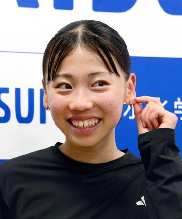 練習公開後に取材に応じる陸上女子の久保凛