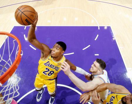 　サンダー戦でシュートを狙うレーカーズの八村（２８）＝ロサンゼルス（ＮＢＡＥ・ゲッティ＝共同）