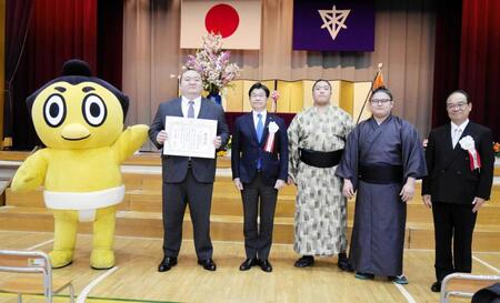 山本亨墨田区区長（右から４人目）から感謝状を受け取った桐山親方（同５人目）＝東京・墨田区