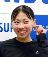 練習公開後に取材に応じる陸上女子の久保凛