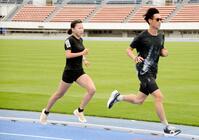 横田真人コーチ（右）と新拠点での練習を公開