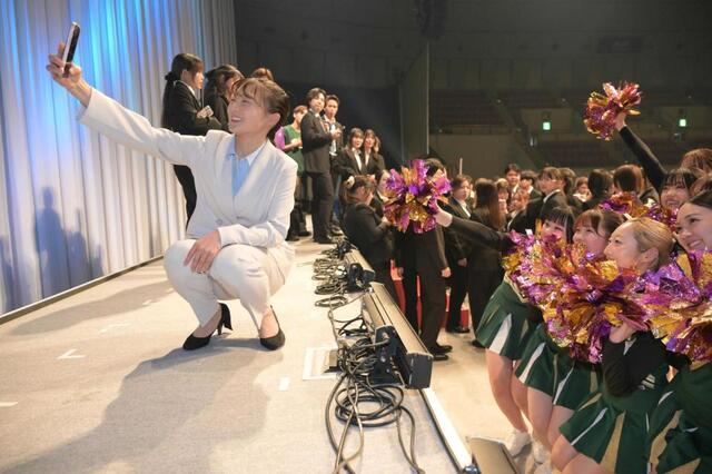 式典後、新入生らと記念写真を撮る坂本花織さん（撮影・金居みつよし）