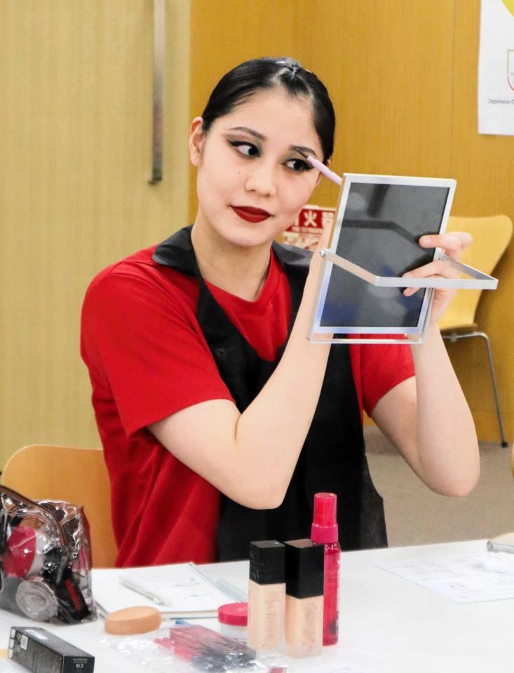 メイクする比嘉もえ