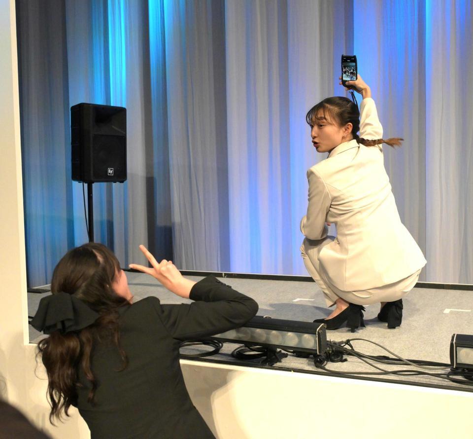 式典後、新入生らと記念写真を撮る坂本花織さん（撮影・金居みつよし）