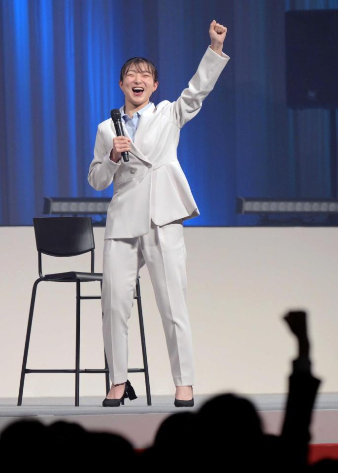 新入生に入学祝いのメッセージを贈る坂本花織さん