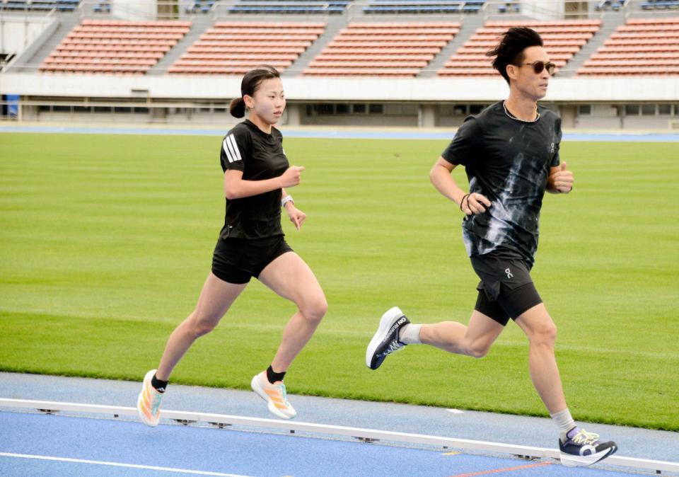 横田真人コーチ（右）と新拠点での練習を公開