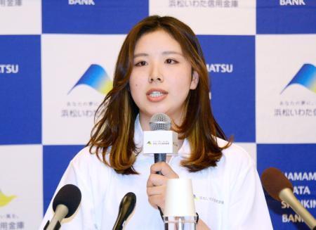 　シーズン報告会で話すスノーボード女子の三木つばき＝９日、浜松市