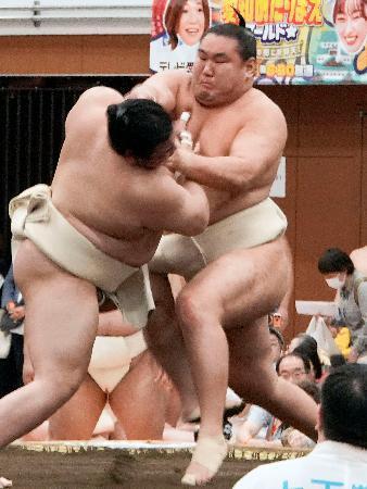 　春巡業で汗を流す豊昇龍（右）＝静岡県三島市