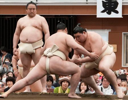 　春巡業で汗を流す大の里（右）＝静岡県三島市