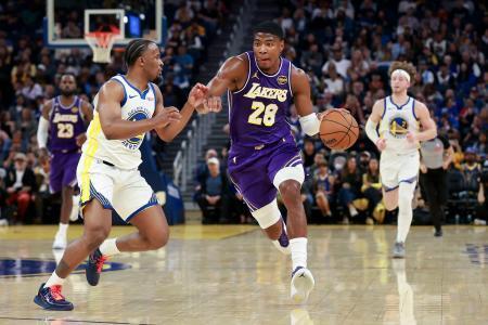 　ウォリアーズ戦で攻め込むレーカーズの八村＝サンフランシスコ（ゲッティ＝共同）