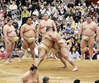 相撲を取る高安（左）