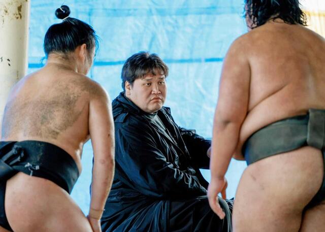 　朝稽古で指導する伊勢ケ浜親方（中央）＝２月、大阪市東成区