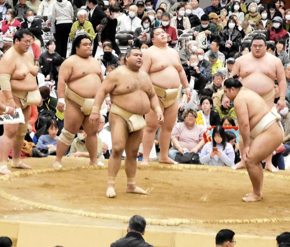 申し合いを行う高安（左）