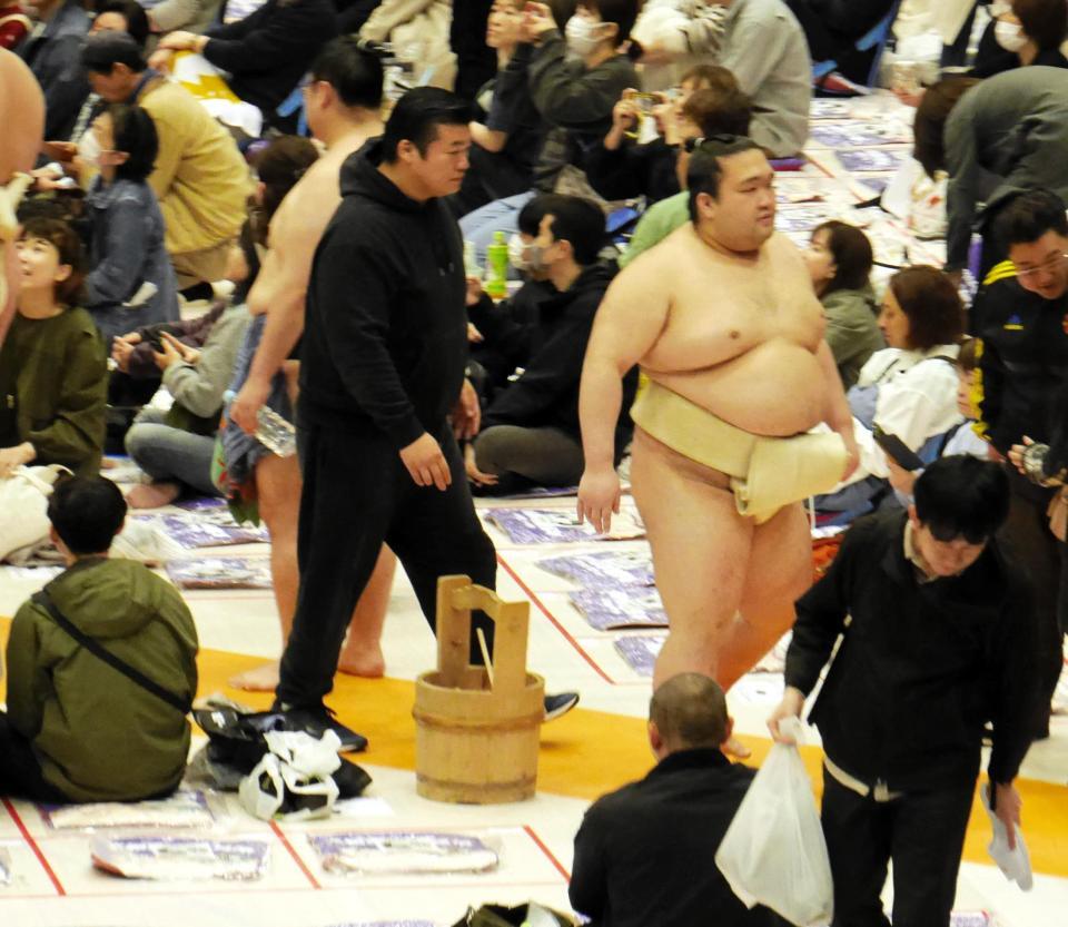 稽古を見守る楯山親方（中央左）