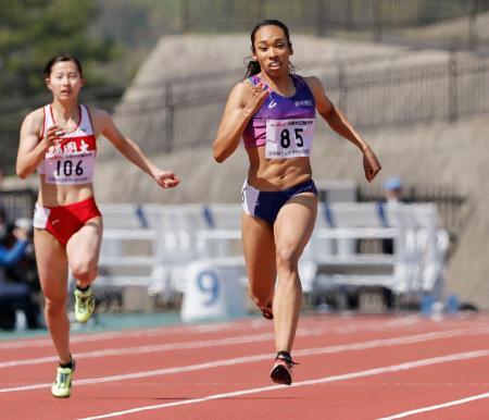 　女子２００メートル（タイムレース）で優勝した井戸アビゲイル風果（右）＝島根県立浜山公園陸上競技場