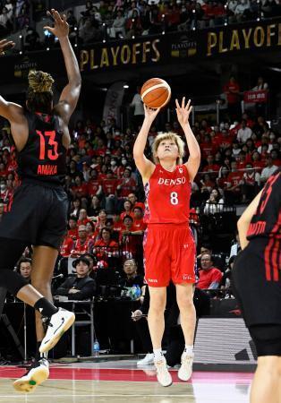 　トヨタ自動車-デンソー　第４クオーター、シュートを決めるデンソー・高田＝京王アリーナＴＯＫＹＯ