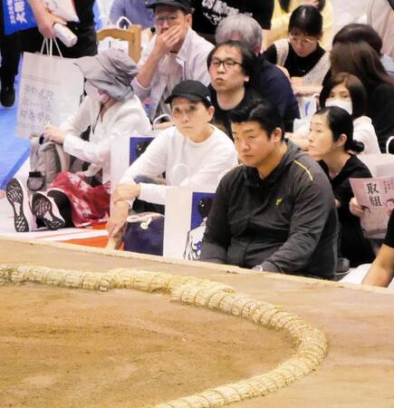 朝の稽古に視線を向ける楯山親方