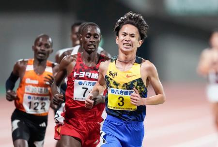 　男子５０００メートル（タイムレース）で４位に入った山口智規（３）＝えがお健康スタジアム