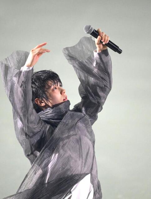 フィギュアスケート 羽生結弦さん単独公演「REALIVE」 初日終え