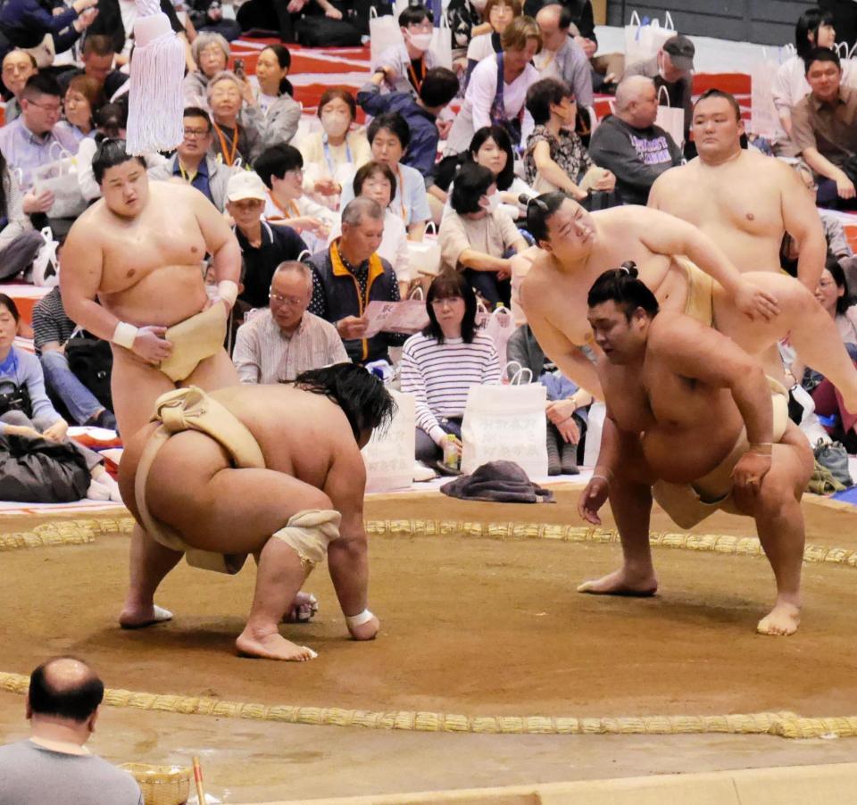 藤凌駕（左）と三番稽古を行う霧島