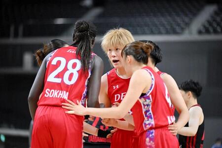 円陣を組む高田真希らデンソーの選手（提供＝Ｗリーグ）