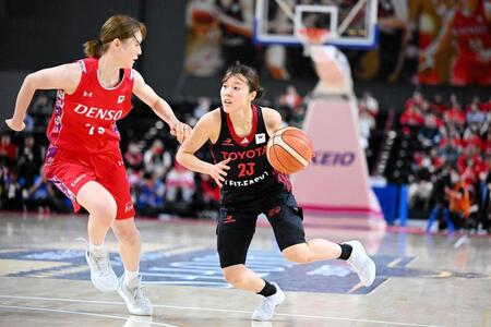 プレーする山本麻衣（右）＝Ｗリーグ提供＝