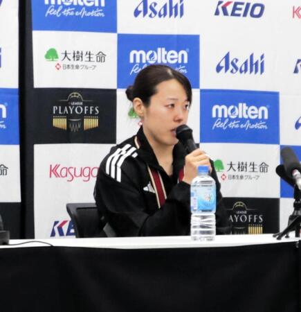 会見で涙を流す山本麻衣