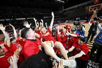 初優勝を決め、胴上げされる高田（Ｗリーグ提供）