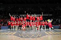 表彰式で笑顔を見せるデンソー選手ら（Ｗリーグ提供）