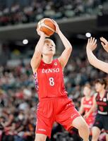 第２クオーター、ゴールを決めるデンソー・高田