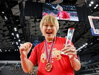 優勝を決め、ガッツポーズするデンソー・高田