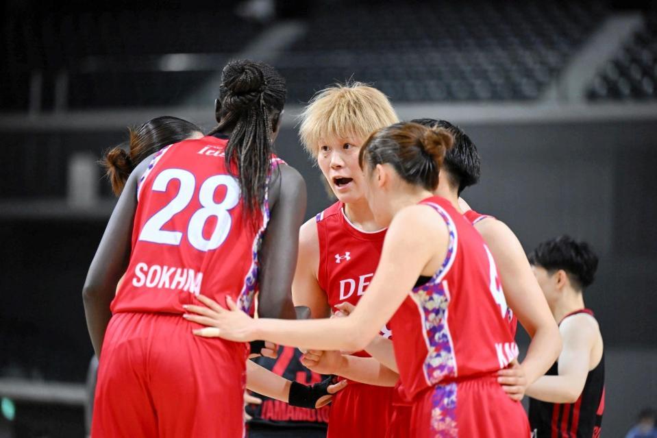 円陣を組む高田真希らデンソーの選手（提供＝Ｗリーグ）