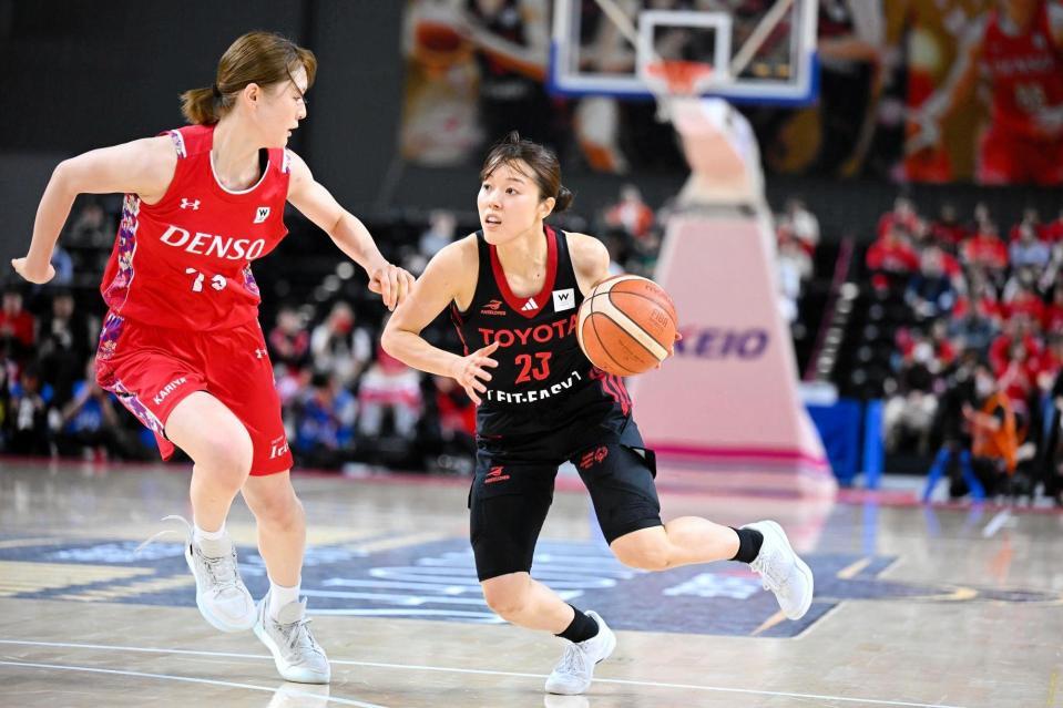 プレーする山本麻衣（右）＝Ｗリーグ提供＝