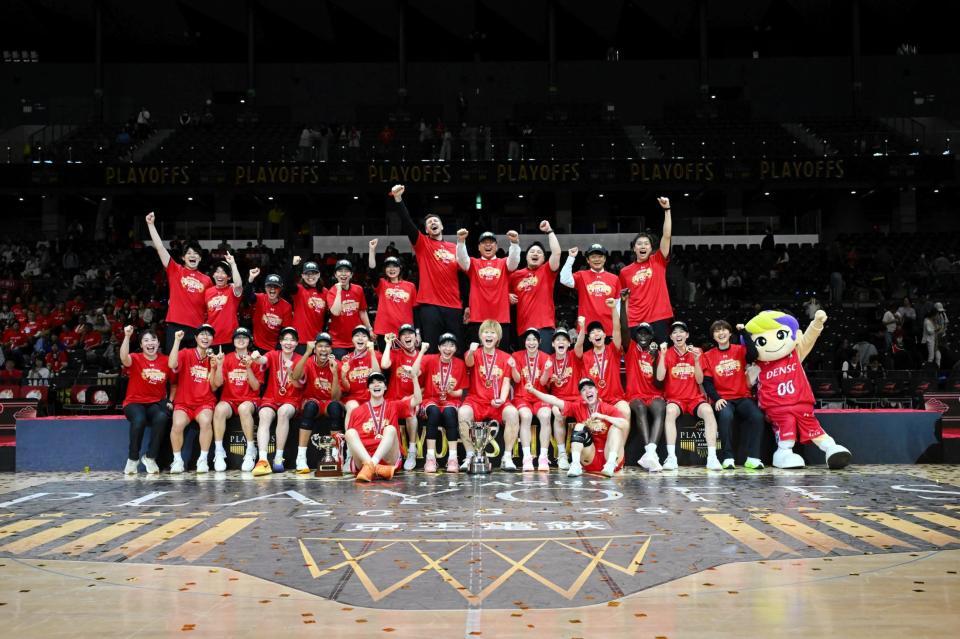 表彰式で笑顔を見せるデンソー選手ら（Ｗリーグ提供）