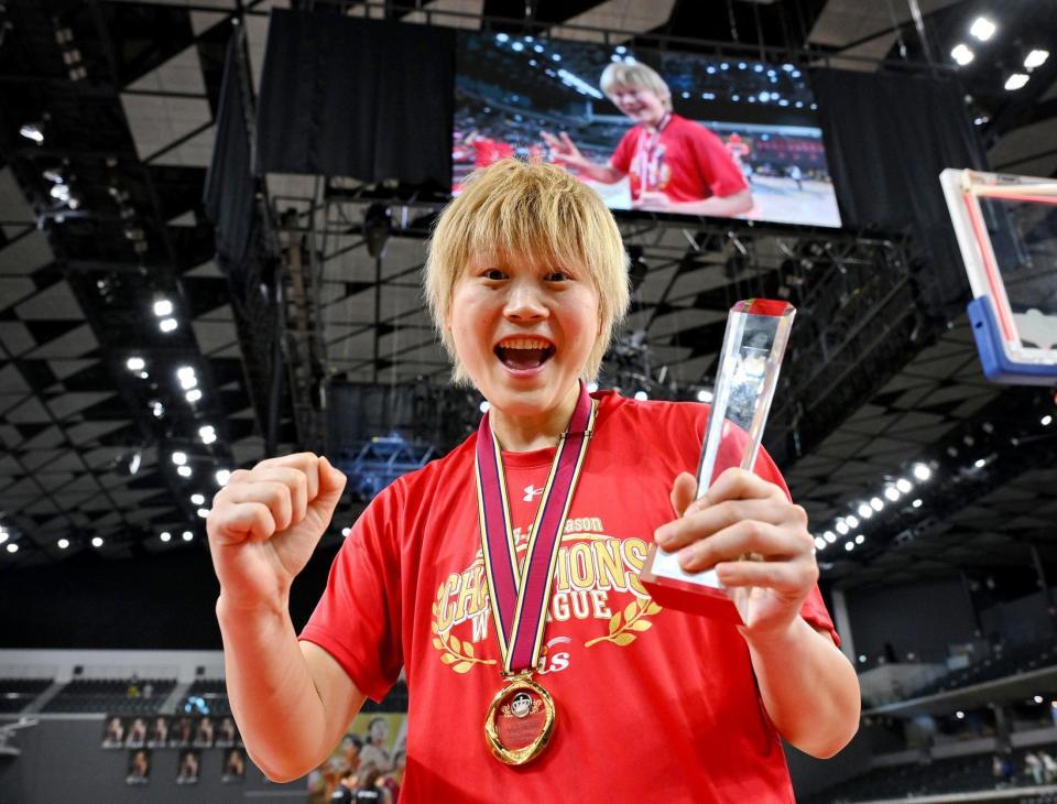 優勝を決め、ガッツポーズするデンソー・高田