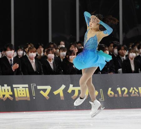 新入社員の前でジャンプを披露する島田麻央（撮影・西岡正）