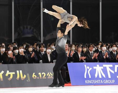 新入社員の前で演技を披露する三浦璃来・木原龍一組（撮影・西岡正）