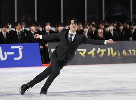 新入社員代表として演技する島田高志郎（撮影・西岡正）