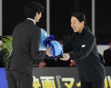 新入社員代表の島田高志郎（左）に花束を渡す浅田真央さん（撮影・西岡正）