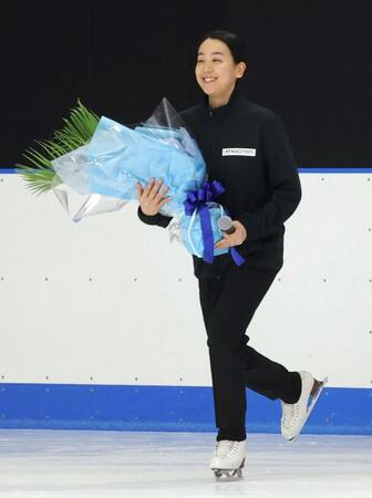 入社式にサプライズ登場する浅田真央さん（撮影・西岡正）