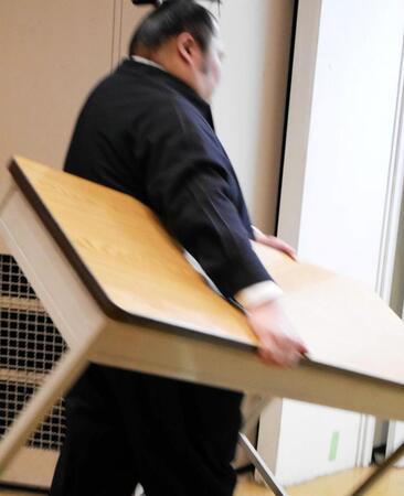 まげ姿で机を運ぶ千代丸