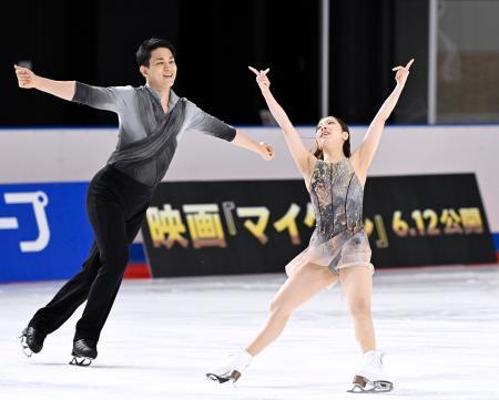 　所属先の木下グループの入社式で演技を披露する三浦璃来（右）、木原龍一組＝１３日、東京都立川市