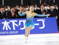 新入社員の前で演技を披露する島田麻央（撮影・西岡正）