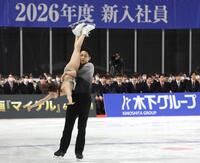 新入社員の前で演技を披露する三浦璃来・木原龍一組（撮影・西岡正）