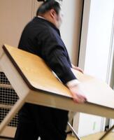 まげ姿で机を運ぶ千代丸